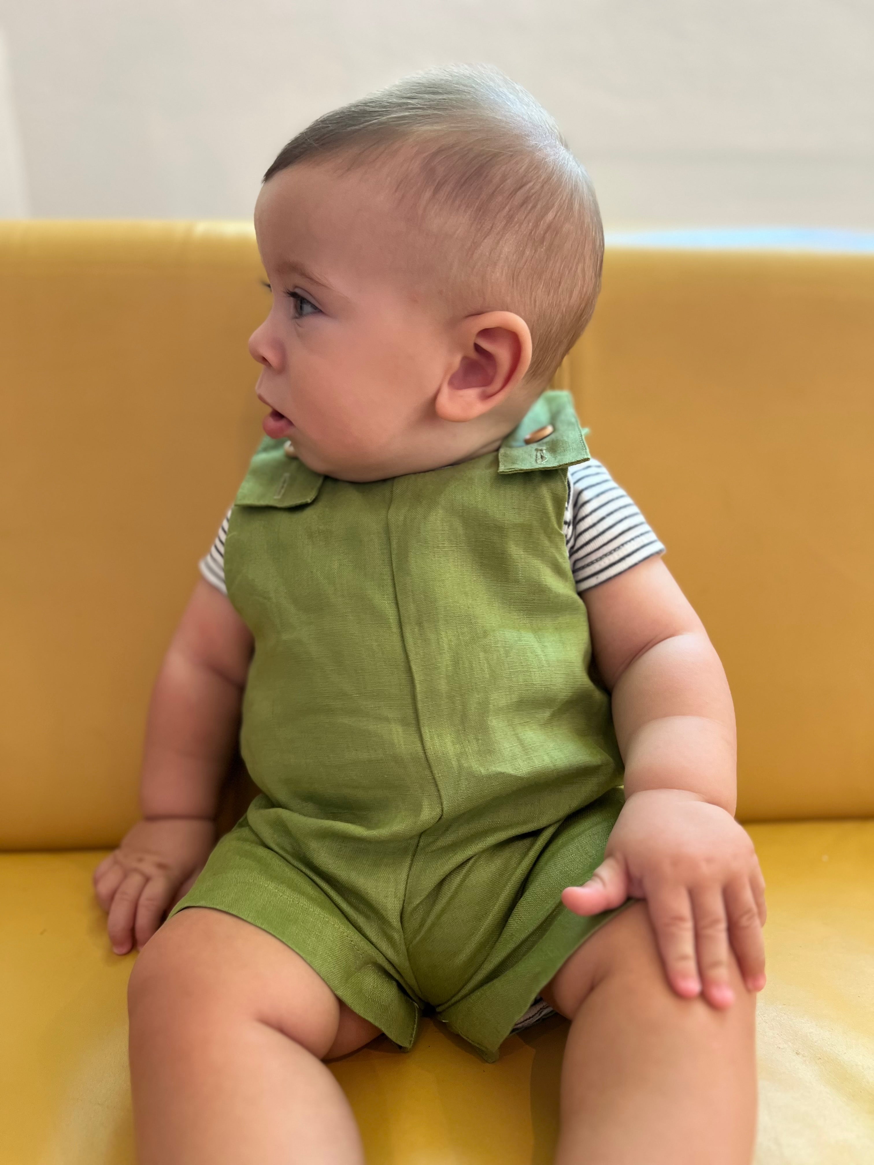 Mono de lino color oliva